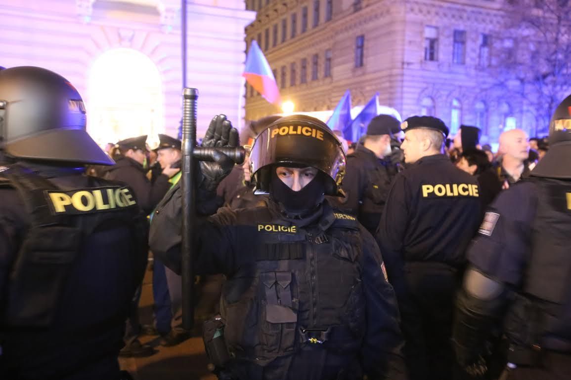 Průvod extremistů v centru Prahy 17. listopad