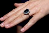 Zasnoubení bylo britskou veřejností již delší dobu očekávané, proto největší pozornost patřila zásnubnímu prstenu. Velký modrý safír osázený 14 diamanty totiž patřil Williamově matce Dianě, která si po vlastních zásnubách vybrala prsten z nabídky klenotnictví Garrard.
