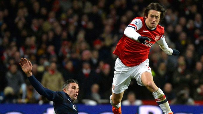 Tomáš Rosický z Arsenalu v souboji s Robinem van Persiem z Manchesteru United