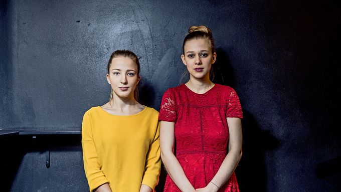 Přestože je herečkám Sabině Dlouhé (vlevo) a Tereze Těžké (vpravo) přes 20 let, v dokumentu V síti ztvárnily 12leté dívky, na které autoři filmu loví internetové predátory.