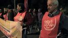 Rubbish collectors, wearing vests that read "General strike", stand on a picket line at the entrance of a garage in Lisbon November 13, 2012. Portuguese workers began to walk-out on the eve of the November 14 general strike on Tuesday (November 13) in protest against policies that are cutting social benefits, reducing wages and increasing taxes as part of an austerity programme designed to slash Portugal's public deficit after the country asked for a 78 billion euro bailout last year. REUTERS/Jose Manuel Ribeiro (PORTUGAL - Tags: POLITICS BUSINESS EMPLOYMENT CIVIL UNREST) Published: Lis. 14, 2012, 12:04 dop.