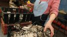 An employee prepares oyster mushrooms, also known as Veshenka mushrooms or Pleurotus Ostreatus, for packing at a private mushroom farm in the settlement of Beryozovka outside Krasnoyarsk, May 16, 2012. The farm is the only cultivator and supplier of oyster mushrooms in the region. Oyster mushrooms lower cholesterol levels and reduce the risk of oncological diseases, according to farm co-owner Sergei Murunov. REUTERS/Ilya Naymushin (RUSSIA - Tags: AGRICULTURE SOCIETY) Published: Kvě. 16, 2012, 3:03 odp.