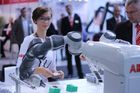 Foto: První robot v Česku, který dokáže bezpečně spolupracovat s člověkem