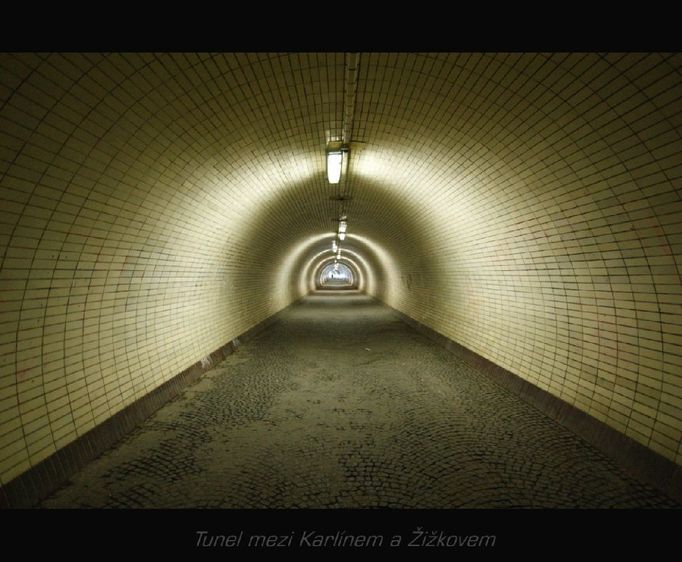 Z Karlína se dá na Žižkov projít rychle a bez objíždění celého vrchu Vítkov. Poblíž Karlínského náměstí najdete tunel na Žižkov. Tunel je pro pěší a spojuje Thámovu ulici v Karlíně s Tachovským náměstím na Žižkově. Délka tunelu je 303 metrů, průměrná šířka 4,4 - 4,8 metrů a maximální výška je 3,40 metrů. Stoupání je 8,1% a celkový výškový rozdíl mezi Žižkovem a Karlínem je 28,89 metrů. Obezdívka tunelu je ze speciálních betonových kvádrových prefabrikátů. Technologie výstavby byla úplně nová díky tomu, že se kámen změnil na beton. Nový systém se velmi osvědčil a další podbné stavby se pak již dělaly betonové. Vybudován byl v roce 1953 a otevřen 19. 12. 1953. Dodavatelem tunelu byl národní podnik Baraba. Oficiálně udávané náklady činily 12 miliónů korun. Slavnostní plakát nad hlavou předsedy ONV Prahy 3 měl nápis "Tuneláři vítají..." Tunel dostal prezident Antonín Zápotocký jako svérázný dárek k 63. narozeninám.