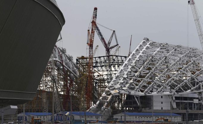 The Olympic stadium for the Sochi 2014 Winter Olympics is seen under construction at the seafront within the perimeters of the Olympic Park in Adler, near Sochi February 18, 2013. Although many complexes and venues in the Black Sea resort of Sochi mostly resemble building sites that are still under construction, there is nothing to suggest any concern over readiness. Construction will be completed by August 2013 according to organizers. The Sochi 2014 Winter Olympics opens on February 7, 2014. REUTERS/Kai Pfaffenbach (RUSSIA - Tags: BUSINESS CONSTRUCTION ENVIRONMENT SPORT OLYMPICS) Published: Úno. 18, 2013, 7:42 odp.