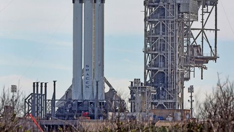 Raketa Falcon Heavy odstartovala. Do vesmíru vypustila automobil Elona Muska