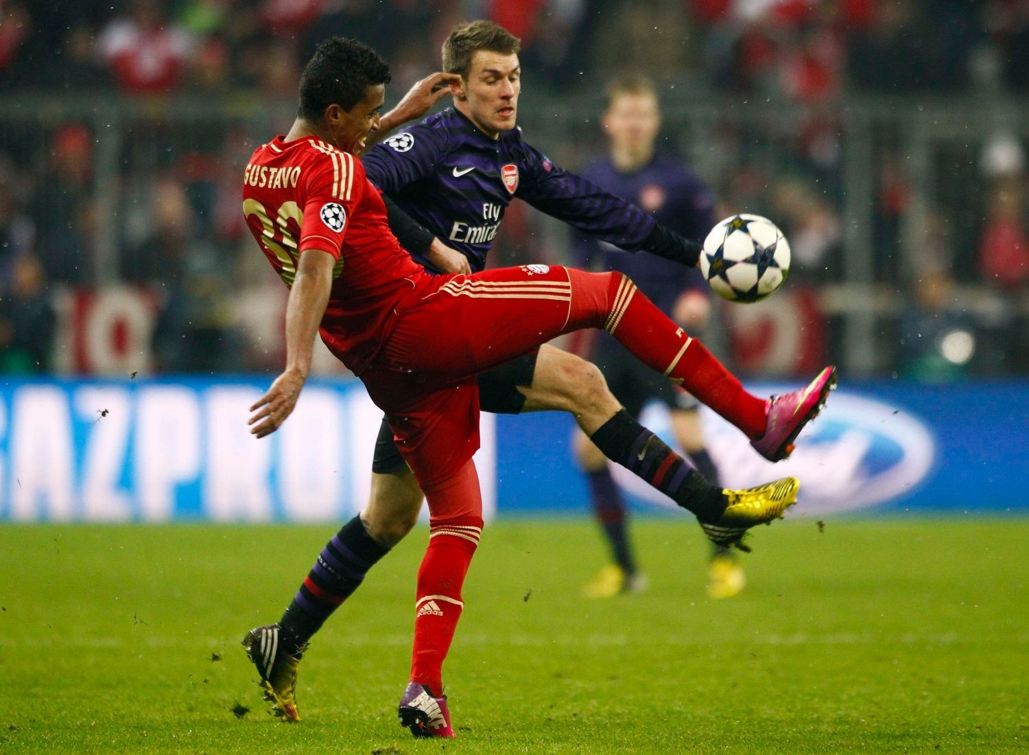 Fotbal, Liga mistrů, Bayern Mnichov - Arsenal: Luiz Gustavo - Aaron Ramsey