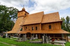 Dřevěný kostel v Gutech vstal z popela, tesaři dokončili hrubou stavbu repliky