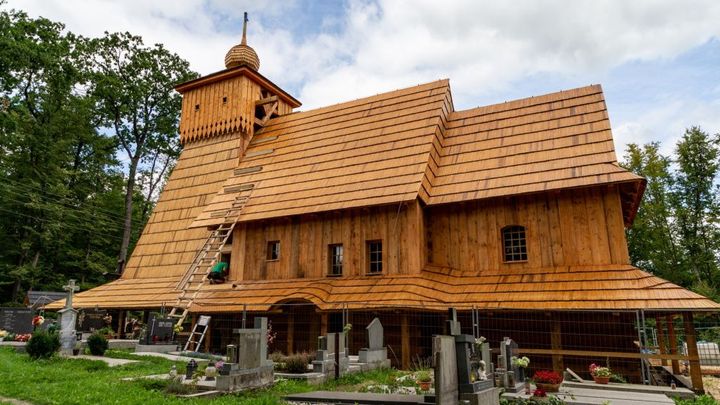 Jeden z žhářů odsouzených za zapálení kostela v Gutech je na svobodě