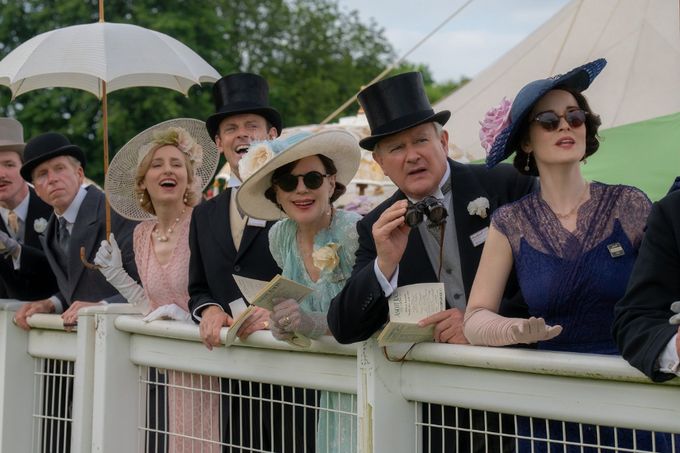 Laura Carmichaelová, Harry Hadden-Paton, Elizabeth McGovernová, Hugh Bonneville, Michelle Dockeryová ve filmu Panství Downton: Velké finále.