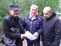 Zleva: Pavel Filipek, Alexandr Kapustin a Radim Chrást v centrálním parku Kurganu v místech kde byl v roce 1985 zničen pomník československým legionářům. 