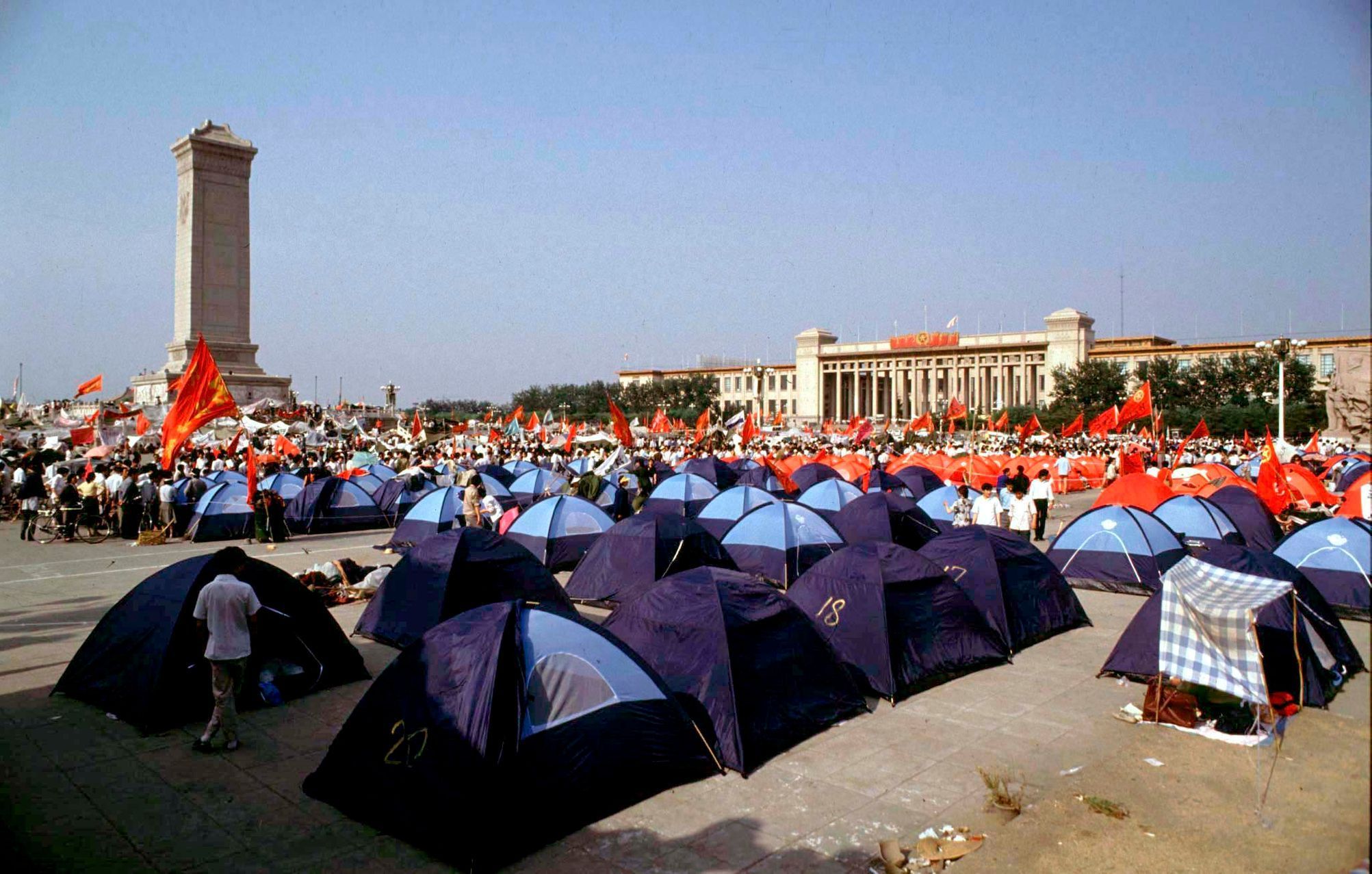 Tiananmen - 3. června - 1989 - stany na náměstí před zásahem armády
