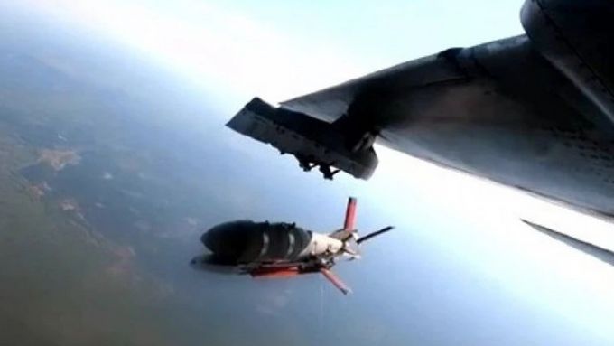 Bombardér ukrajinského letectva Suchoj Su-24 během testování shazuje klon klouzavé bomby KAB.
