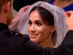 Princ Harry odhaluje závoj Meghan Markleové na jejich svatbě.
