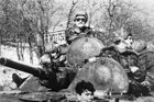 Na jaře 1990 vypukly v Baku pogromy proti Arménům. Rabování, zapalování bytů, znásilňování žen. Zemřelo šestatřicet lidí. Do Baku vjeli sovětští vojáci s úkolem obnovit pořádek, ale místo toho spíš přilili olej do ohně. Při střetech s nimi zemřelo dalších 150 lidí. V té době se už Sovětský svaz začal rozpadat.