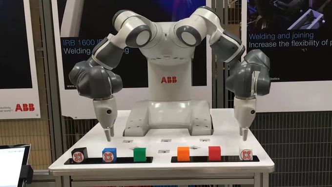 Na zákaznickém dni ve Vestci u Prahy představila firma ABB desítky sériově vyráběných robotů. Roboti dokážou zvedat až 800kilogramový náklad.