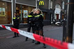 V Amsterodamu podle nizozemských médií někdo postřelil známého novináře