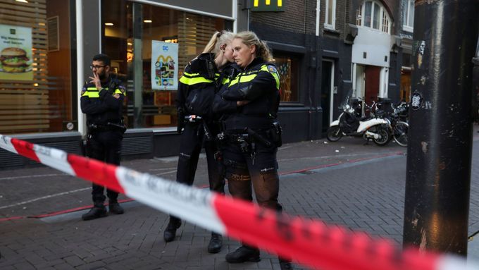 V Amsterdamu se obětí střelby stal novinář Peter R. de Vries.