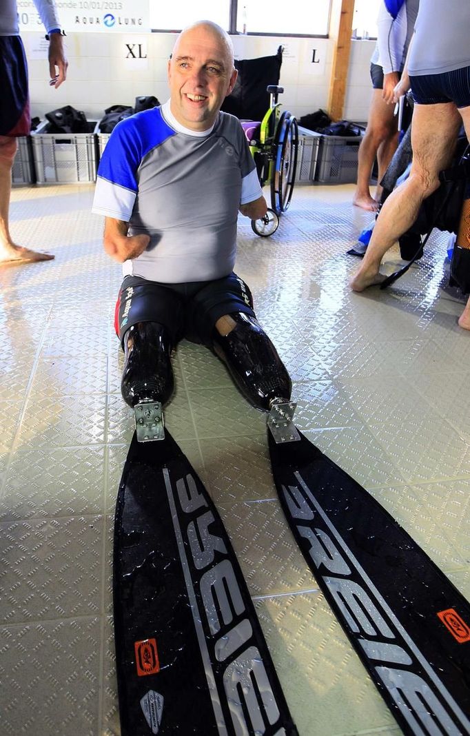 French athlete Philippe Croizon, whose arms and legs were amputated after an electric shock accident in March 1994, waits next to a 33 metre (36 yard) deep pool, the world's deepest pool built to train professional divers, at Nemo33 diving centre in Brussels January 10, 2013. Croizon, who swam with adapted prostheses that had fins attached, broke a world record and became the first disabled person to dive to 33 metres, according to the organisers. REUTERS/Yves Herman (BELGIUM - Tags: SOCIETY SPORT DIVING TPX IMAGES OF THE DAY) Published: Led. 10, 2013, 4:15 odp.