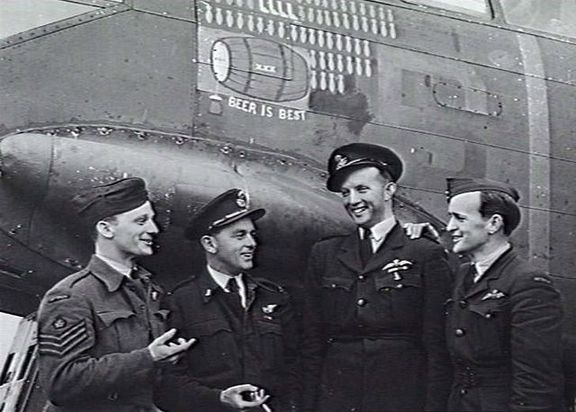 Víno není špatné, ale jak praví dobový nápis na letounu - pivo je nejlepší.