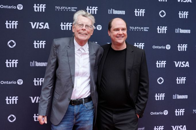 Spisovatel Stephen King a režisér Mike Flanagan na torontské premiéře filmu Chuckův život.