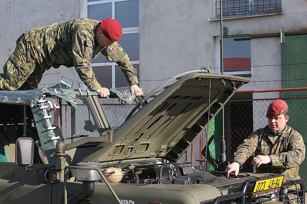 Výsadkáři v Chrudimi před cestou do Mali
