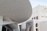Muzeum stojící na nábřeží katarské metropole obepíná přilehlý Palác šejcha Abdalláha ibn Džasima Al Sáního, syna prvního emíra samostatného Kataru. Palác (na snímku vpravo) byl otevřen roku 1975, kdy emirát získal nezávislost. Nyní se palác dočkal rekonstrukce.