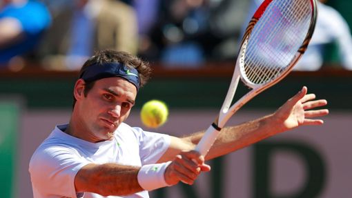 Roger Federer v zápase s Jo-Wilfriedem Tsongou na French Open 2013