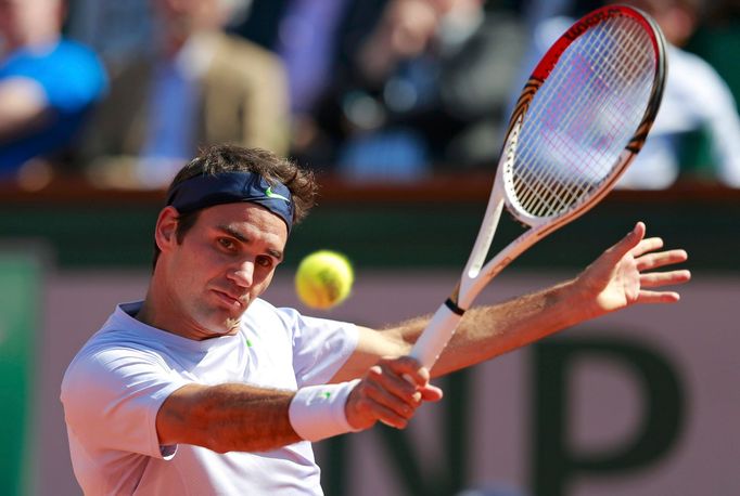 Roger Federer v zápase s Jo-Wilfriedem Tsongou na French Open 2013