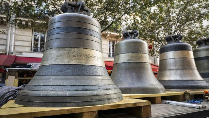 Osm zvonů, z nichž největší je přes čtyři tuny vážící Gabriel, se vrací do severní věže pařížského chrámu Notre-Dame.