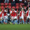 Semifinále MOL Cupu 2018/19, Slavia - Sparta: Fotbalisté Slavie oslavují gól na 1:0.