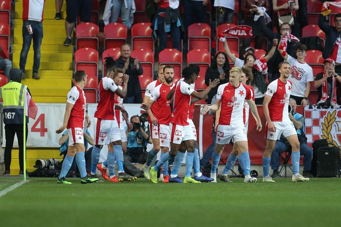 Semifinále MOL Cupu 2018/19, Slavia - Sparta: Fotbalisté Slavie oslavují gól na 1:0.