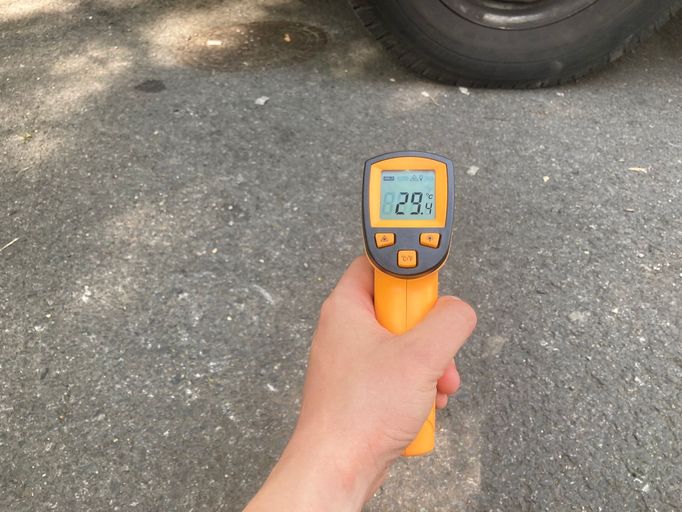 Teplota povrchu vozovky v zastíněné části Křižíkovy ulice měřená infračerveným teploměrem.