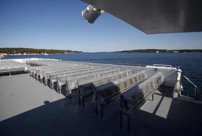 A view of seats on the deck of the Millennium Diamond catamaran at a port in Pula July 17, 2012. Measuring 37 meters long and 17.5 meters wide, it can carry about 600 passengers at once, and is built for the London 2012 Olympic Games to ferry tourists on the River Thames. The catamaran gets its name from its diamond shape and the Diamond Jubilee celebrations of Britain's Queen Elizabeth. REUTERS/Antonio Bronic (CROATIA - Tags: SOCIETY SPORT OLYMPICS TRANSPORT) Published: Čec. 17, 2012, 9:45 dop.