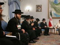 Během nedávné konference o holocaustu přijal Mahmúd Ahmadínežád skupinu ortodoxních Źidů, kteří nesouhlasí s existencí Izraele.