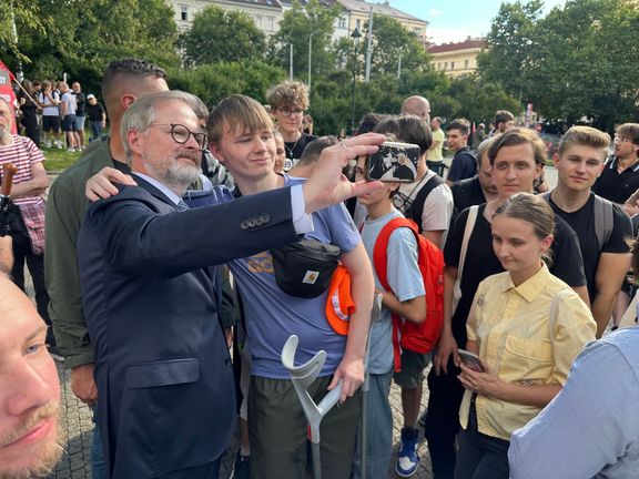 Nemusíte mít obavu, říkal mladík, který přišel za premiérem Petrem Fialou o berlích. Chtěl si s ním udělat fotku a popřát mu úspěch ve volbách.