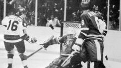 Americký hokejista Mark Pavelich střílí druhý gól do sítě Jiřího Králíka, vpravo Milan Nový v zápase ZOH 1980 ČSSR - USA 3:7.