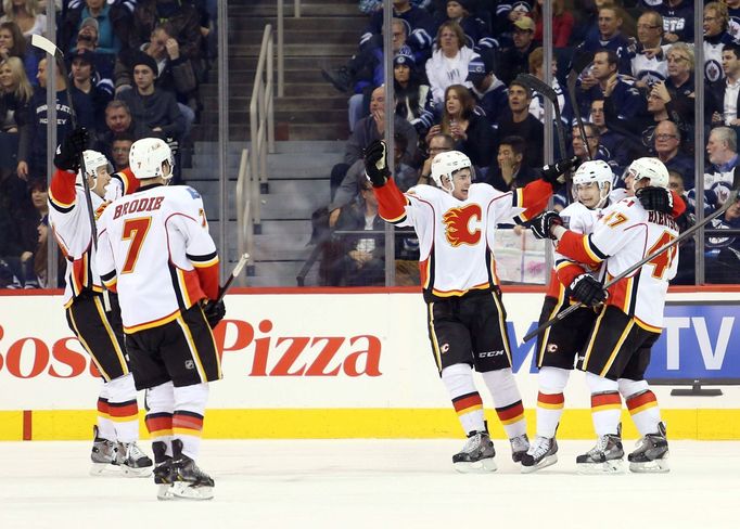 Calgary slaví branku Jiřího Hudlera do sítě Winnipegu.