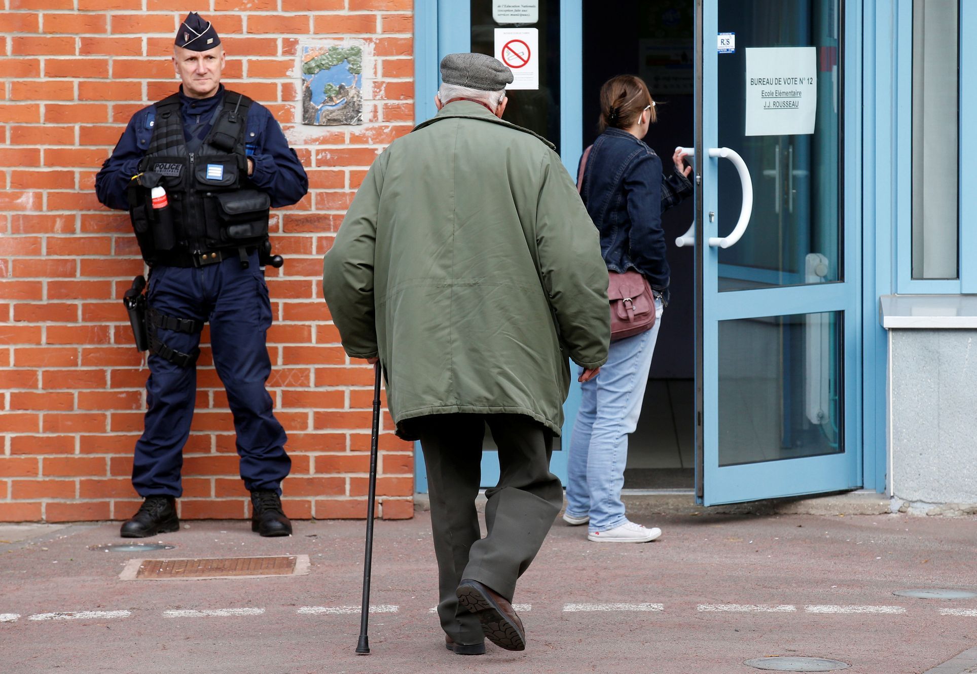 Policista hlídá volební místnost v městečku Henin-Beaumont na severu Francie.