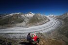 Snímek zachycuje ledovec Aletsch v současné době. Pokud nedojde ke snížení emisí oxidu uhličitého, tak vláda odhaduje, že do konce století zmizí 90 procent ze zbývajících 1500 ledovců. Jejich tání bude mít podle agentury Reuters vliv na hladinu vodních toků, může zapříčinit i pády kamenů ze skal.