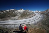 Snímek zachycuje ledovec Aletsch v současné době. Pokud nedojde ke snížení emisí oxidu uhličitého, tak vláda odhaduje, že do konce století zmizí 90 procent ze zbývajících 1500 ledovců. Jejich tání bude mít podle agentury Reuters vliv na hladinu vodních toků, může zapříčinit i pády kamenů ze skal.