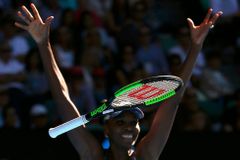 Melbourne uvidí sesterské superfinále. Serena Williamsová ukončila pohádku Lučičové a jde na Venus