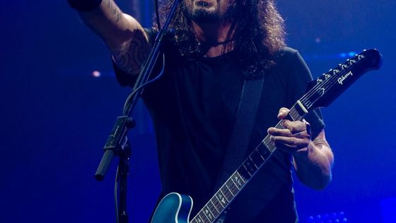 Dave Grohl na pražském koncertě. Vidíte žvýkačku v ústech?