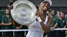 ČERVENEC - Tenisový Wimbledon ovládla Američanka Venus Williamsová. Ve finále se jí podařilo zdolat Francouzsku Marion Bartoliovou po setech 6:4 a 6:1.