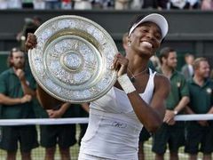 ČERVENEC - Tenisový Wimbledon ovládla Američanka Venus Williamsová. Ve finále se jí podařilo zdolat Francouzsku Marion Bartoliovou po setech 6:4 a 6:1.