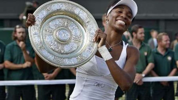 ČERVENEC - Tenisový Wimbledon ovládla Američanka Venus Williamsová. Ve finále se jí podařilo zdolat Francouzsku Marion Bartoliovou po setech 6:4 a 6:1.