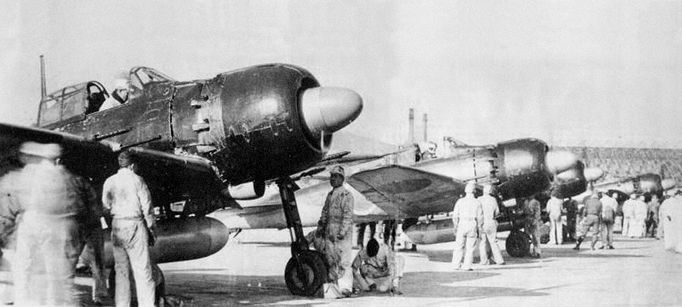 Na snímku: Japonská letadla Mitsubishi A6M5 Model 52c Zeros na ostrově Kjúšú připravené k útoku kamikaze, začátek roku 1945.