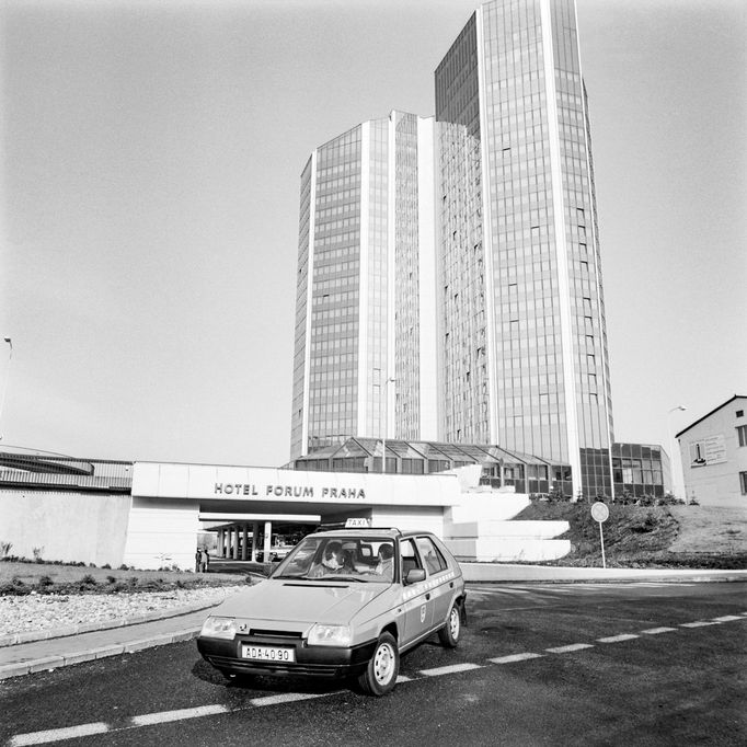 Dobové snímky z historie tuzemské taxislužby.