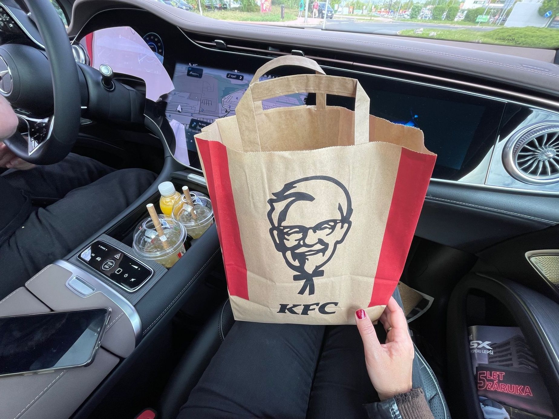 Test děti, drive-thru, drive-in, jídlo na cestách, děti v autě