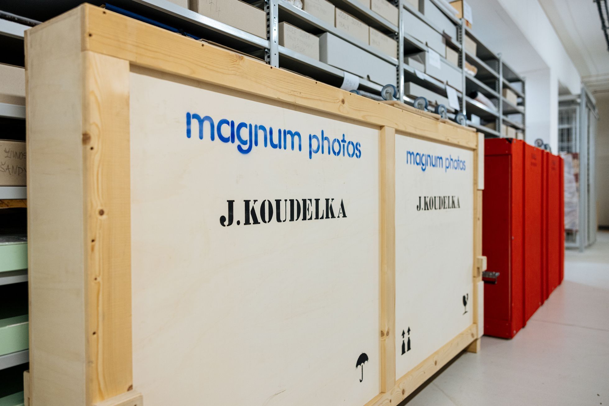 Fotografie Josefa Koudelky v depozitáři Uměleckoprůmyslového musea